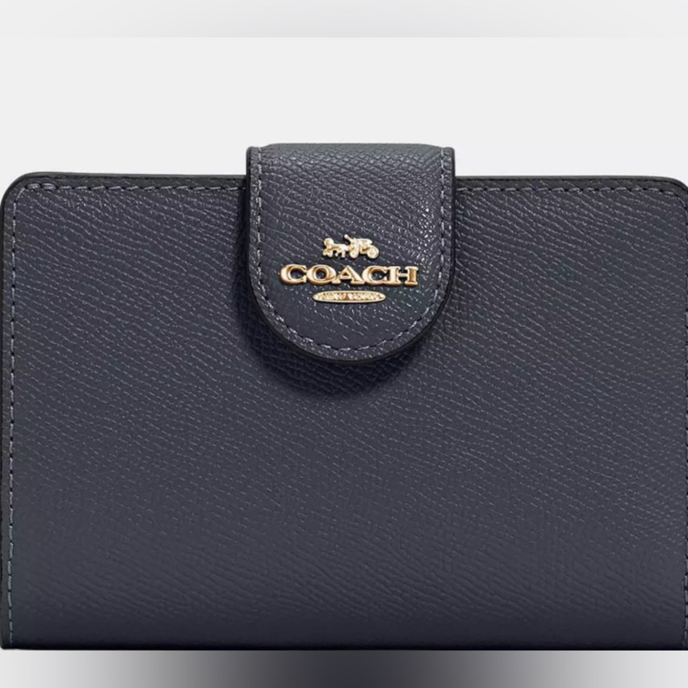 NWT| COACH| MEDIUM CORNER ZIP WALLET